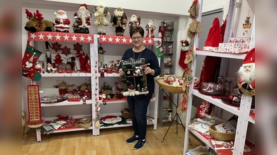 Hofft auf viele Besucher: Brigitte Solleder im Weihnachtsmarkt der Tafel an der Brunngartenstraße 5. (Foto: BRK)
