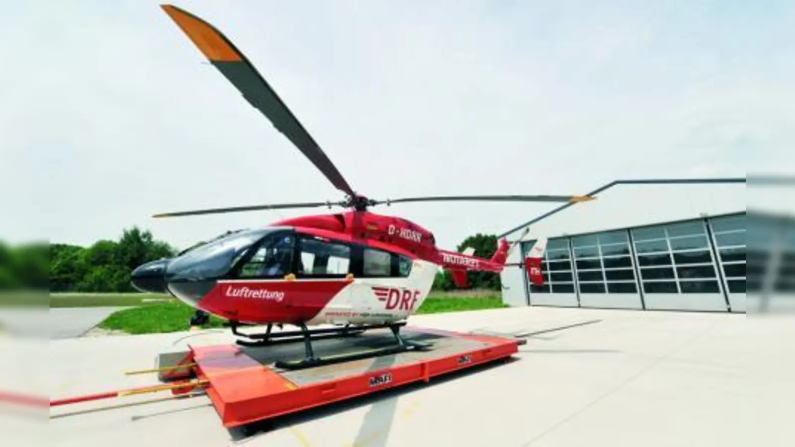 Der EC 145 im Stand am Hangar München. (Foto: DRF Luftrettung)