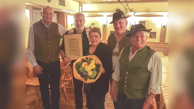 Abschied von den Wirtsleuten: v.l.n.r. Vorstand Dieter Weber, Wirtsleute Peter und Petra Bender, Stellvertreter Michael Rauscher und Karl Christ. (Foto: Kalinowski )
