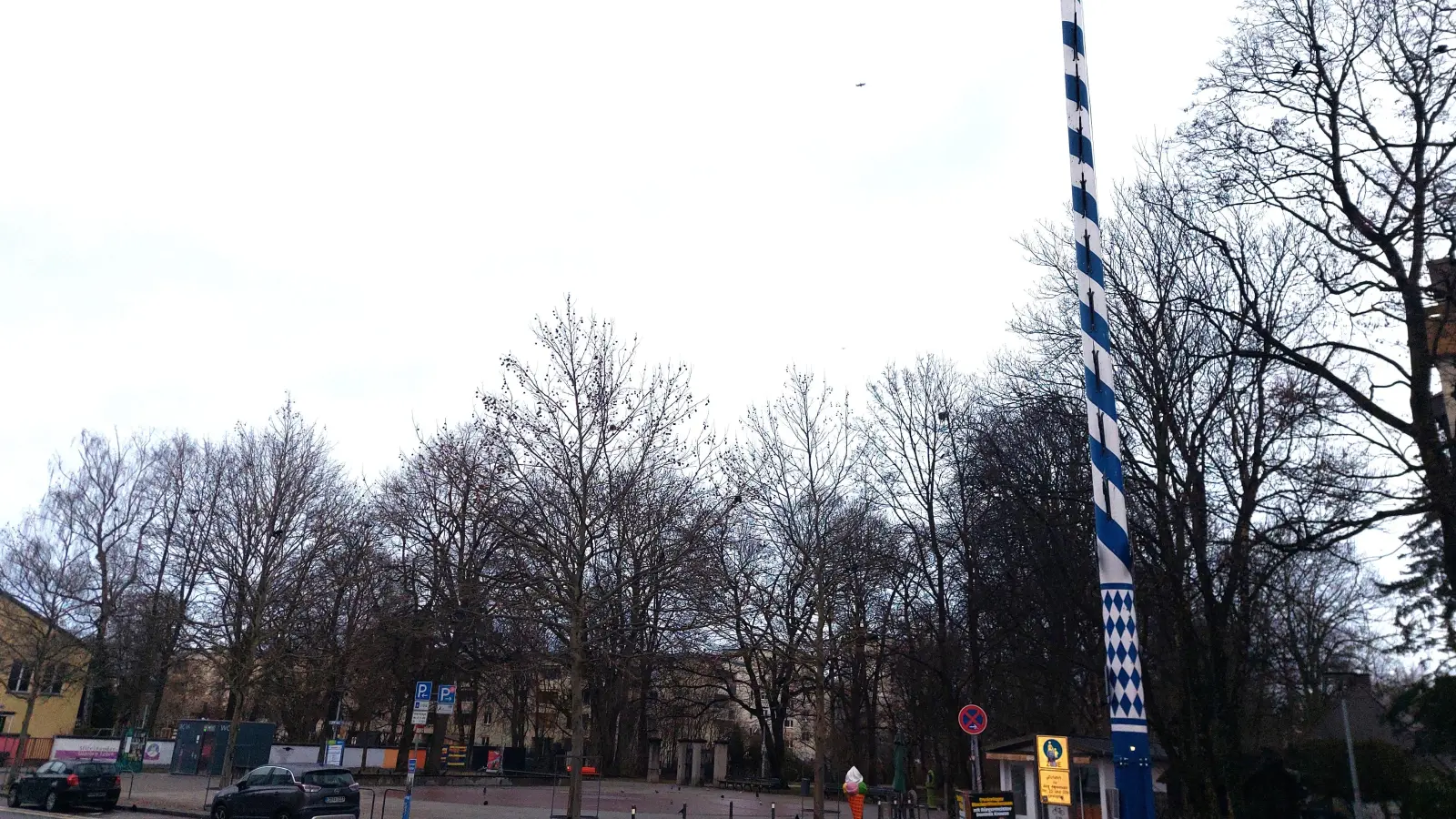Gefeiert wird rund um den Maibaum am Grünen Markt (Archivbild: bas)
