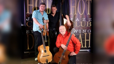 Der „Hot Club Dachau“ eröffnet die Jamsession im Interim. Im Bild von links: Alexander Sabo, Andy Urig (Kontrabass) und Edin Cerovac. (Foto: gallery@villa-arte.com)
