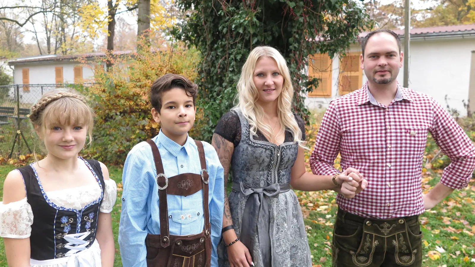 Jetzt in Amt und Würden: das Kinderprinzenpaar Prinzessin Valentina I. und Prinz Nikolai I. sowie das Erwachsenenprinzenpaar Prinzessin Franziska I. und Prinz Richard II. (Foto: Feringa)