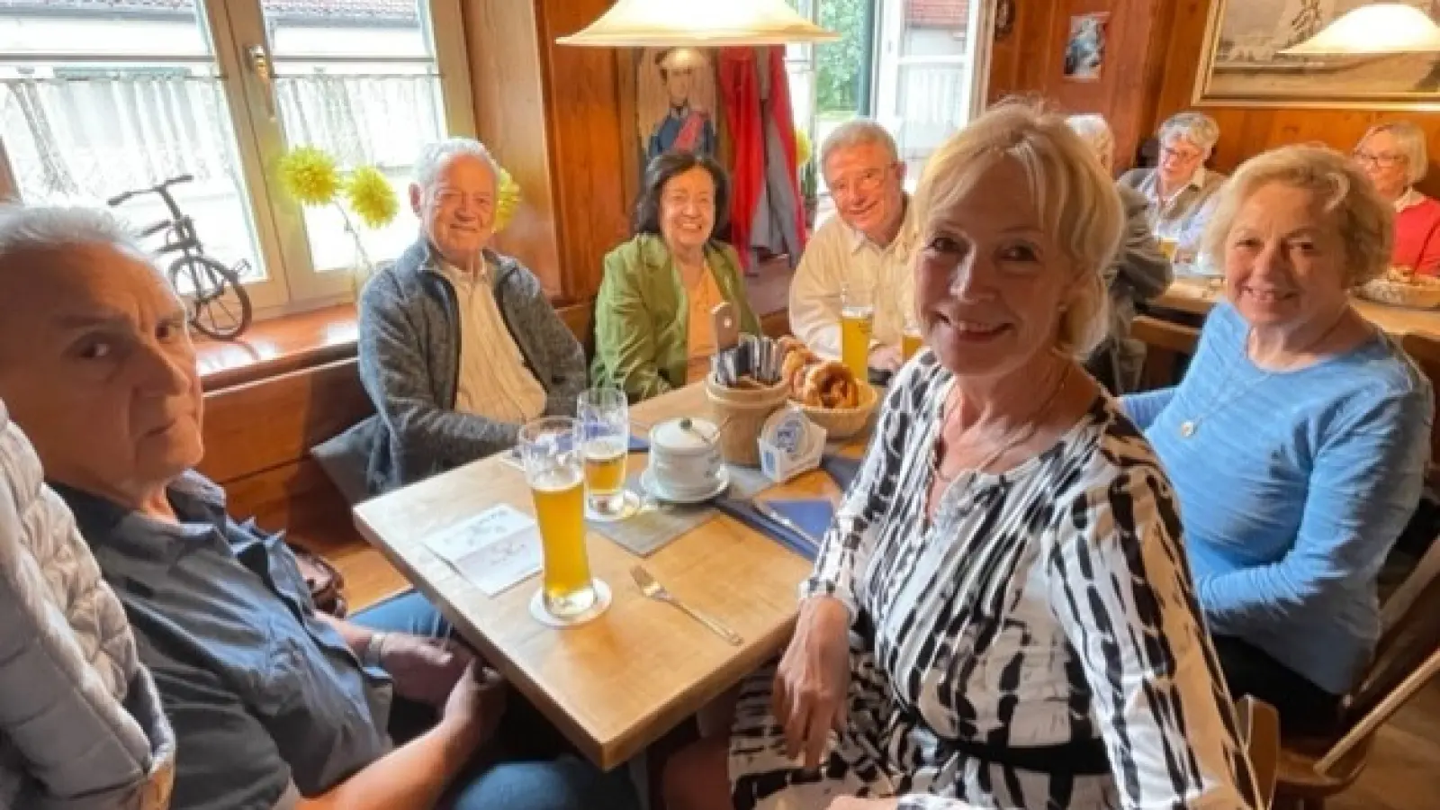 Neben politischen Themen spielt auch das gemütliche Beisammensein bei der Senioren Union KV 8 eine große Rolle: v.l. Werner Schmoll, Klaus Pfotenhauer, Helga Guttmann, Jürgen Stephan und vorne Gabi Schmoll und Margot Günther. (Foto: Evi Diepold)