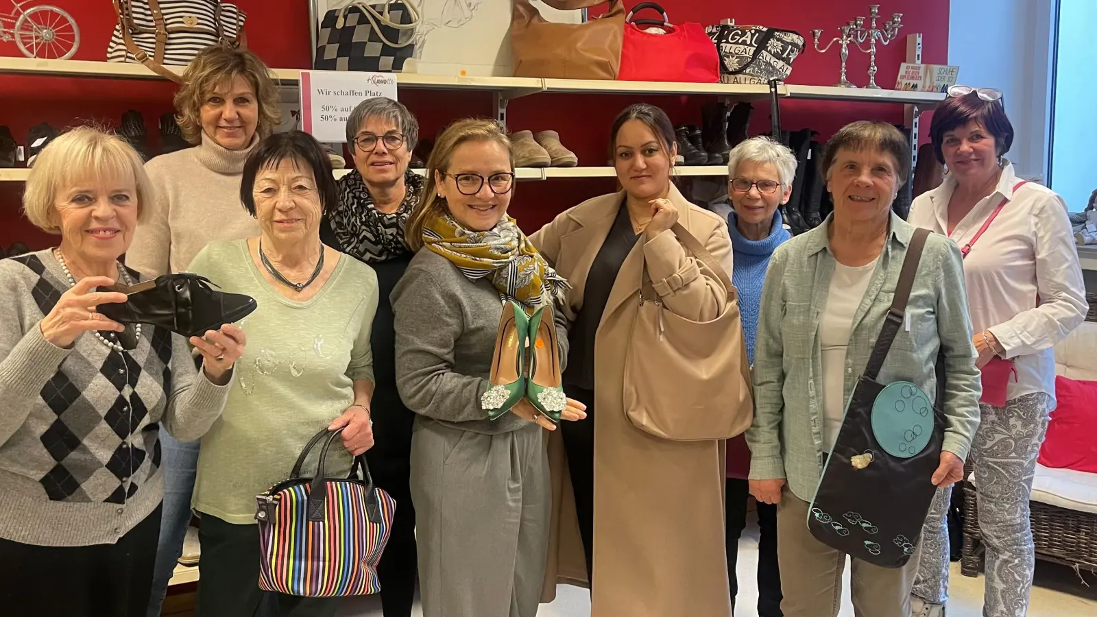Aus der ehemaligen Schuhabteilung wird die Kinderecke in der Klawotte in der Alten Landstraße. Das neue und alte Team freuen sich auf vielen Spenden.  (Foto: hw)