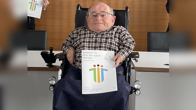 Herbert Sedlmeier mit der Teilhabe-Broschüre, die er auf den Weg gebracht hat.<br> (Foto: pst)