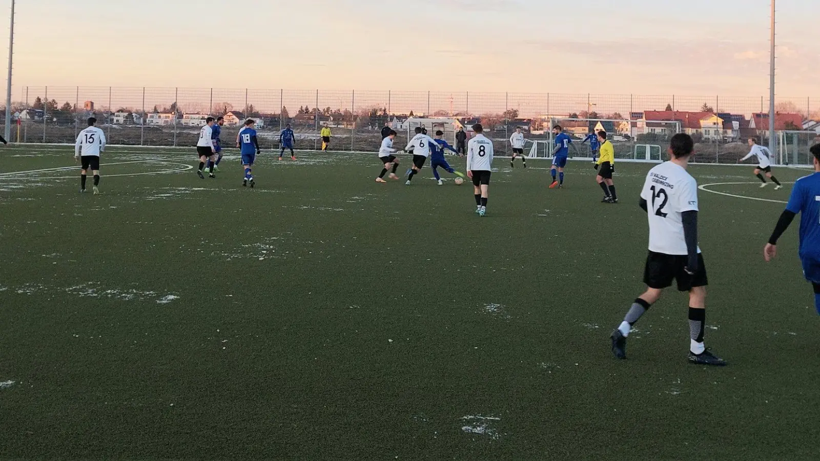 Tiefer Fall: Die SpVgg Feldmoching (hier in einem Testspiel an der Lerchenauer Straße) spielt künftig in der Kreisliga. (Archivbild: bas)