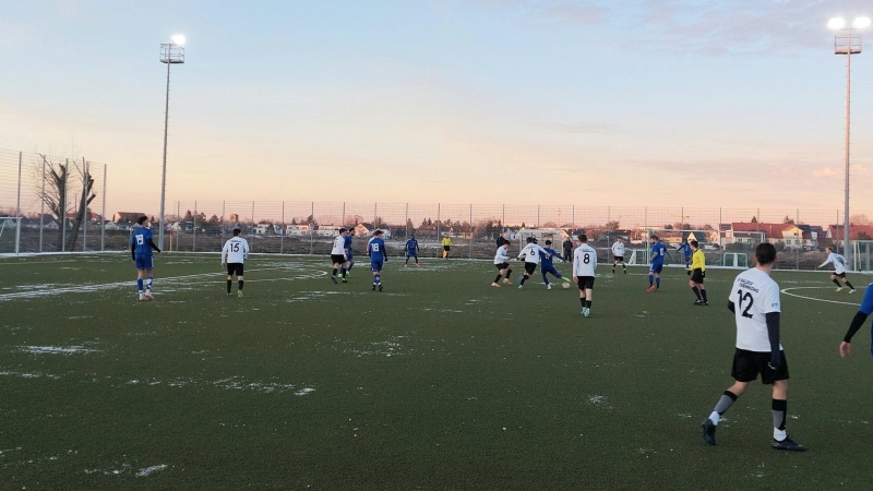 Tiefer Fall: Die SpVgg Feldmoching (hier in einem Testspiel an der Lerchenauer Straße) spielt künftig in der Kreisliga. (Archivbild: bas)