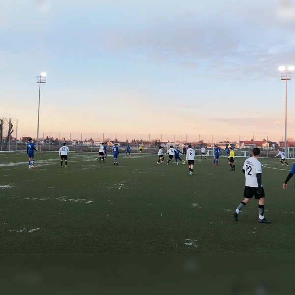 Tiefer Fall: Die SpVgg Feldmoching (hier in einem Testspiel an der Lerchenauer Straße) spielt künftig in der Kreisliga. (Archivbild: bas)