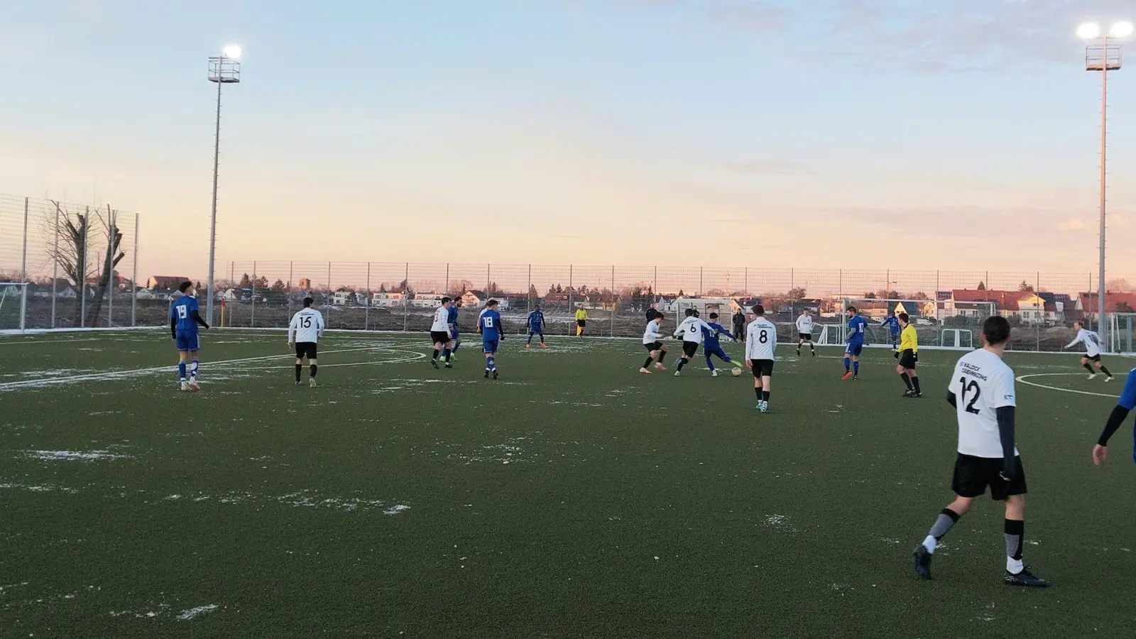 Tiefer Fall: Die SpVgg Feldmoching (hier in einem Testspiel an der Lerchenauer Straße) spielt künftig in der Kreisliga. (Archivbild: bas)