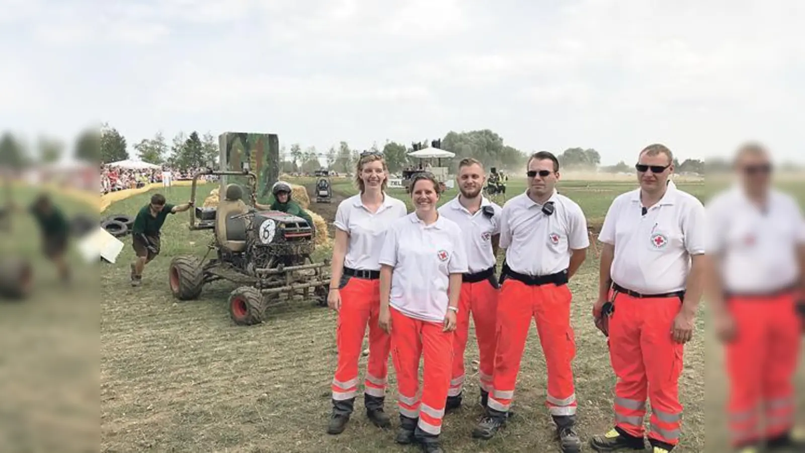 Sanitäter der Bereitschaft Ismaning vor der Rennstrecke des Landshamer Rasenmäher-Bulldog-Rennens.    (Foto: BRK Ismaning)