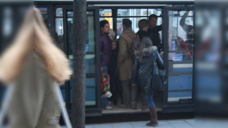 Eingezwängt zwischen unbeweglichen Erwachsenen beginnt für manche Kinder schon früh am Morgen der geradezu „bedrückende” Weg zur Schule. (Foto: tg)