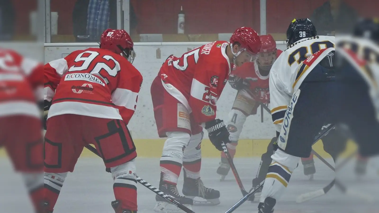 EHC-Stürmer Vitus Gleixner beim Bully. Er ist auch für das U20-Team der Rot-Weißen noch spielberechtigt, das an diesem Samstag um 17 Uhr ihr letztes Saisonheimspiel gegen den ESC Dorfen bestreitet. (Foto: smg/CU)