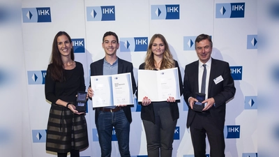 Kathrin Wickenhäuser-Egger (li.) und Dr. Thomas Kürn (re.), beglückwünschen die Top-Azubis aus dem Landkreis Erding: Michelle Pfund und Simon Wohlschläger. (Foto: © IHK für München und Oberbayern / Goran Gajanin)