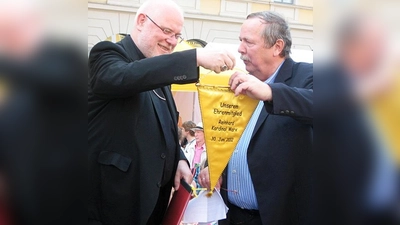 Uwe Ritschel (re.) überreichte Kardinal Reinhard Marx einen Ehrenwimpel.  (Foto: VA)