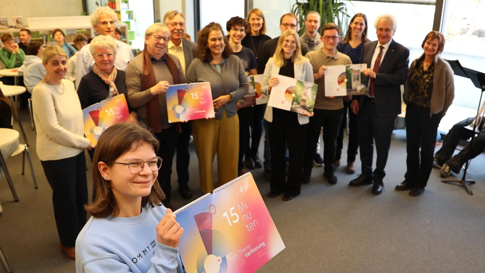 Das Ergebnis kann sich wirklich sehen lassen: Mit großer Freude präsentierten die Beteiligten den Kalender zur „Verfassungsviertelstunde vor Ort“. (Foto: LRA Freising)