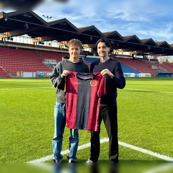 Sportdirektor Markus Schwabl (rechts) mit Milan Kodaj, der Haching erhalten bleibt. (Foto: SpVgg Unterhaching)
