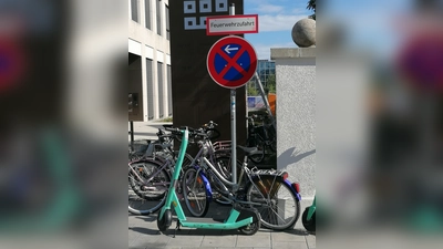 Sind nach wie vor recht beliebte Abstellplätze (auch) für E-Scooter: Feuerwehrzufahrten (aufgenommen am 19. August in der Moosacher Straße). (Foto: job)