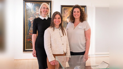 Museumsleiterin Eva Willberg, Oberbürgermeisterin Monika Schwind und Dr. Veronika Winkler bei der Vernissage der neuen Sonderausstellung „Mit allen Sinnen – Die Geschichte des Asamgebäudes“ (von links). (Foto: Dirk Daniel Mann)