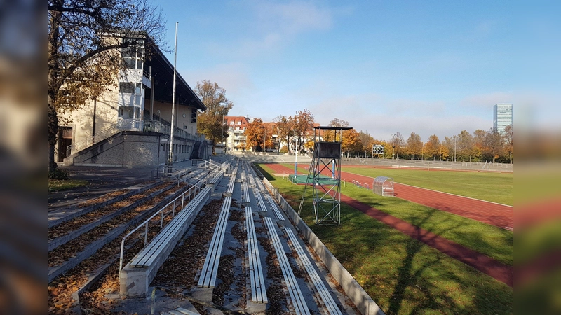Im Dantestadion fliegt regelmäßig der Football, aber der Fußball rollt hier schon lange nicht mehr. Die Stadtratsfraktion SPD/Volt fordert nun, die Tauglichkeit des Stadions für die Fußball-Regionalliga zu prüfen. (Foto: bas)