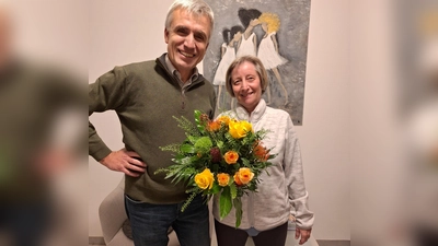 Angela Hof ist 400. Mitglied im Eigenheimerverein Grafing-Ebersberg – Vereinsvorstand Alexander Marx heißt sie herzlich willkommen. (Foto: Eigenheimerverein)