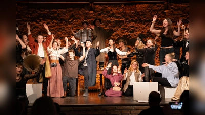 Die Montessori-Schüler tauchten auf der Bühne in eine wichtige historische Epoche ein. (Foto: Birgit Hart)