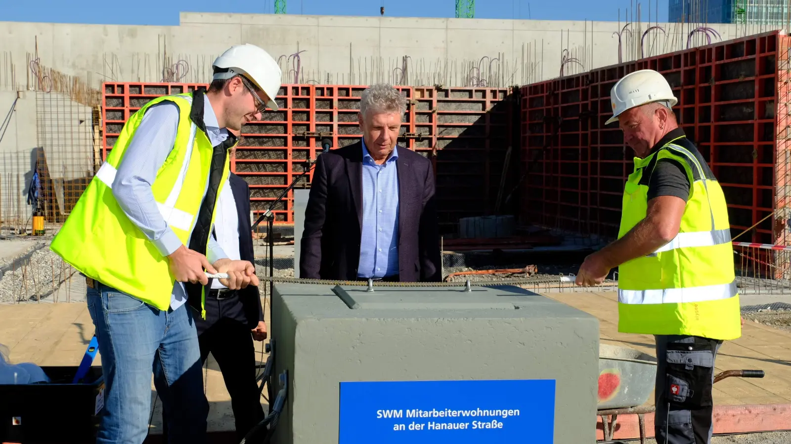 Im M-Quartier in Moosach werden zukünftig 2.000 Menschen wohnen und 8.000 Menschen arbeiten. Daneben entstehen Schulen und soziale Einrichtungen. Oberbürgermeister Dieter Reiter war bei der Grundsteinlegung an der Hanauer Straße. (Foto: Robert Bösl)