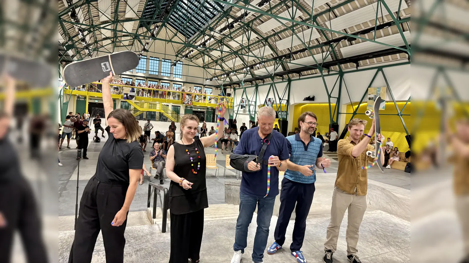 „Eröffnet!” Geschäftsführerin Ingrid Gasser, Baureferentin Jeanne-Marie Ehbauer, Oberbürgermeister Dieter Reiter, Sportreferent Florian Kraus und Co-Geschäftsführer Adrien Hannart schnitten das symbolische Eröffnungsband durch. (Foto: Ulrike Seiffert)