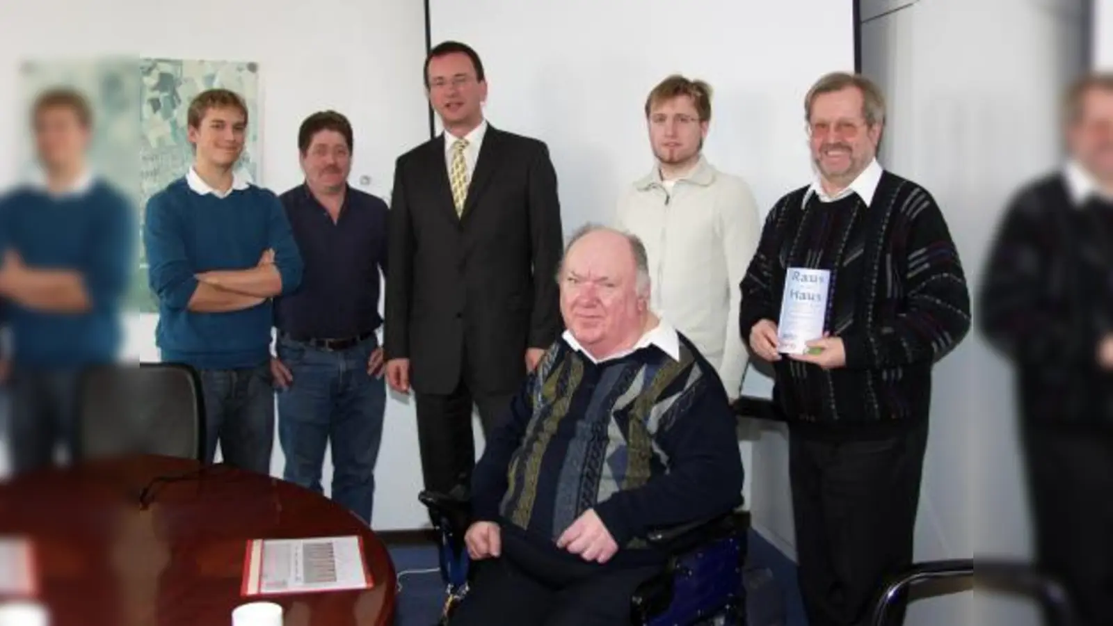 Die neue Homepage des Germeringer Behindertenbeirats sowie das Reiseprogramm von „Raus aus dem Haus“ wurde im Rathaus vorgestellt durch: (von links) Zivi Daniel Schock, Burkhard Reinsch, EDV-Fachmann  bei der Stadtverwaltung, Oberbürgermeister Andreas Haas, „Raus aus dem Haus“-Initiator und -Organisator Hermann Sickinger, Web-Designer Fabian Huber und Hansjörg Huber, Vorsitzender des Behindertenbeirates. (Foto: Eva Schraft)