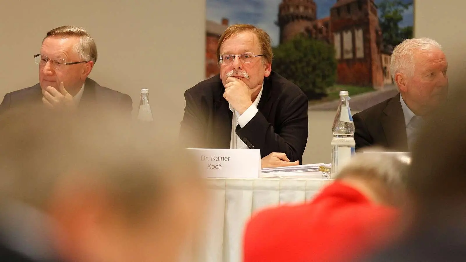Günter Distelrath, Rainer Koch und, Erwin Bugar (v. li.) erleben eine engagierte und kontroverse Diskussion um eine letztlich abgelehnte Neuorganisation der Regionalligen. (Foto: © BFV)