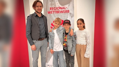Die erfolgreichen kleinen Musiker Sara Sükün, Korbinian Schäffler und Arsenij Basov mit ihrem Musikschullehrer Johannes Bauer. (Foto: Musikschule Unterhaching)