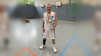 Mit Pokal: Peter Kanzler vom SV Germering hat die deutsche Basketball-Meisterschaft der Ü65 Mannschaften gemeinsam mit der SG München gewonnen. (Foto: privat)