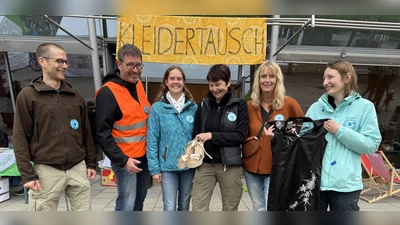 Die Bündnis-Zukunft-Mitglieder laden zum Kleidertausch (v.l.): Christoph Mokler, Christian Rudolf, Ramona Blättner, Andrea Tasche, Kiki Taube-Scheller und Stefanie Pockrandt-Gauderer.  (Foto: pst)