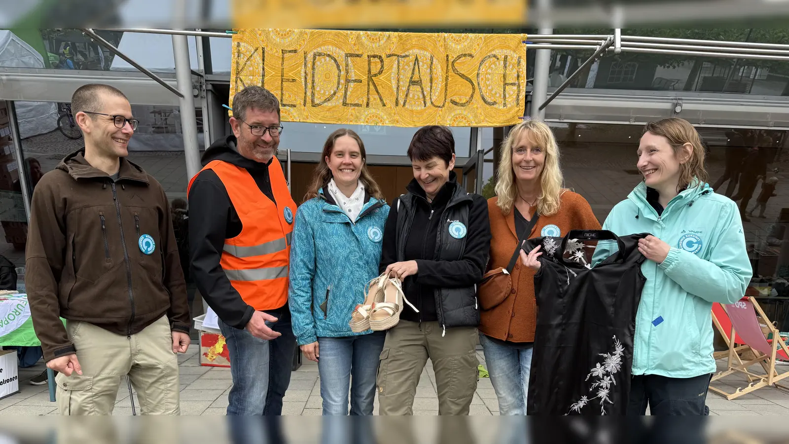 Die Bündnis-Zukunft-Mitglieder laden zum Kleidertausch (v.l.): Christoph Mokler, Christian Rudolf, Ramona Blättner, Andrea Tasche, Kiki Taube-Scheller und Stefanie Pockrandt-Gauderer.  (Foto: pst)