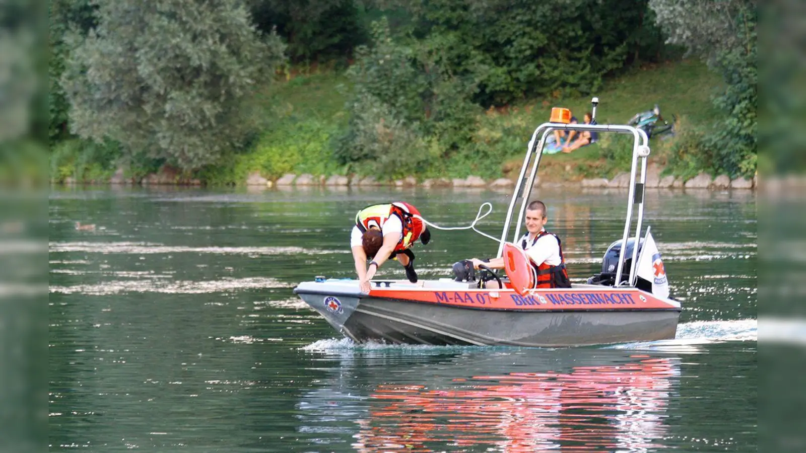 Die Retter der Wasserwachten in München sind gut ausgebildet. Trotzdem wäre es auch ihnen lieber, wenn sie ihre Kenntnisse und Fähigkeiten viel seltener einsetzen müssten. (Foto: BRK KV München, Kreiswasserwacht, OG-Lerchenau)