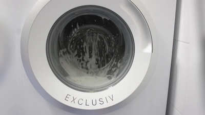 Dank moderner Waschmittel wird beispielsweise leicht verschmutzte Wäsche bereits bei einem 20-Grad-Programm sauber. (Foto: job)