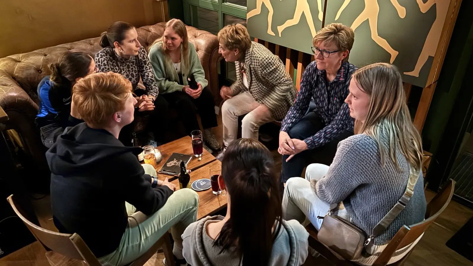 Dialog der Generationen: Fußballerinnen beim TSV 1860 München.  (Foto: Seeböck)