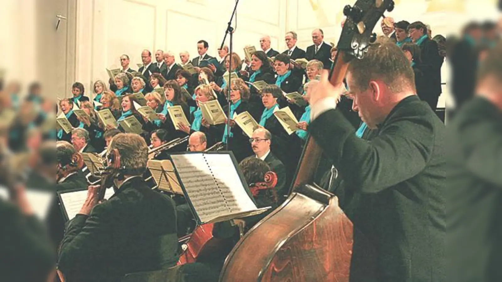 Der Chor von St. Emmeram singt, begleitet von Münchner Berufsmusikern.	 (Foto: VA)