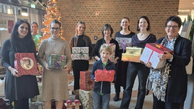 Freuten sich über die vielen Päckchen (vorne v. l.): Özlem Ekinci und Veronika Hella (Kindergarten Spielkiste), ein Junge aus der Kinderbande Gautilus, Brigitte Kössinger sowie (hinten v.l.): Nadine Scheunemann und Noémie Scheunemann (Villa Fantasia), Christiane McMahon (Gautinger helfen Gautingern), Stephanie Betz (Laola Kindergarten) und Claudia Hallmann (Kinderbande Gautilus). (Foto: Gemeinde Gauting)