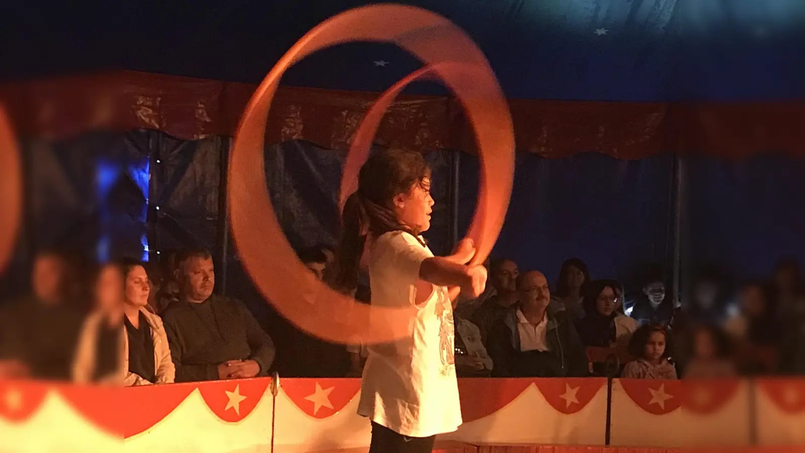 Die Projektwoche der Grundschule an der Walliser Straße führte die Kinder in die Manege des Familienzirkus' Galliano. (Foto: Christine Durst/GS Walliser)