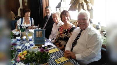 Sylvia Angerstorfer, Günter Jockisch, Sigrid Kabis, Diana Stachowitz (MdL) und Martin Angerstorfer (v.l.n.r.) beim gemeinsamen Plausch. (Foto: privat)