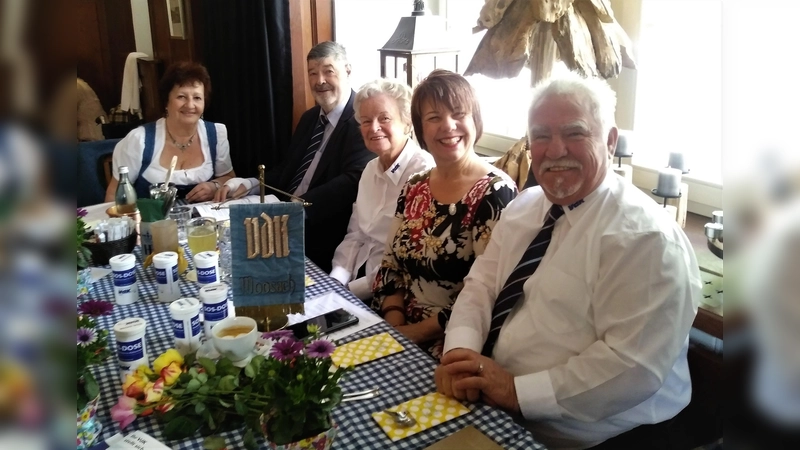 Sylvia Angerstorfer, Günter Jockisch, Sigrid Kabis, Diana Stachowitz (MdL) und Martin Angerstorfer (v.l.n.r.) beim gemeinsamen Plausch. (Foto: privat)