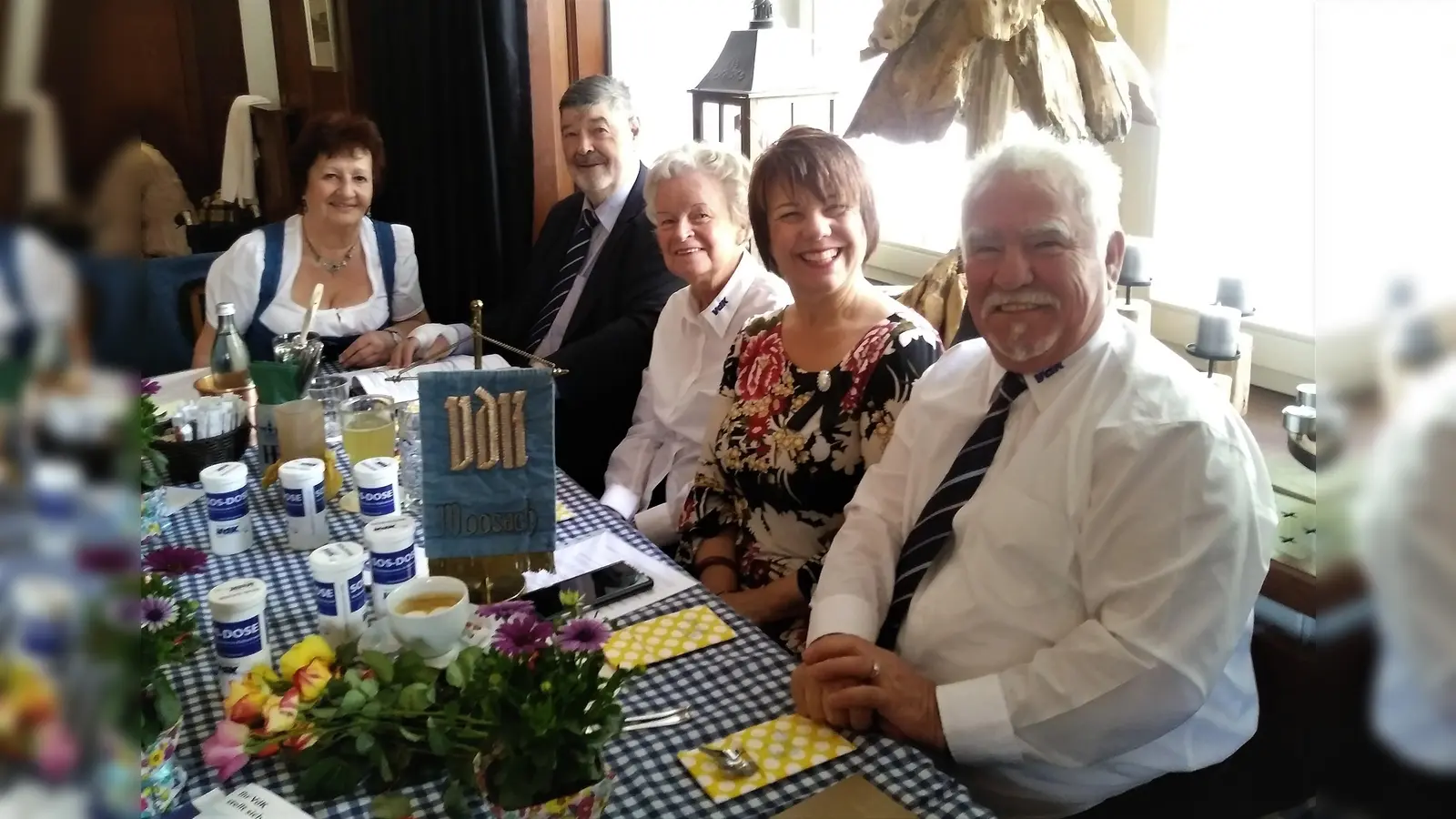 Sylvia Angerstorfer, Günter Jockisch, Sigrid Kabis, Diana Stachowitz (MdL) und Martin Angerstorfer (v.l.n.r.) beim gemeinsamen Plausch. (Foto: privat)