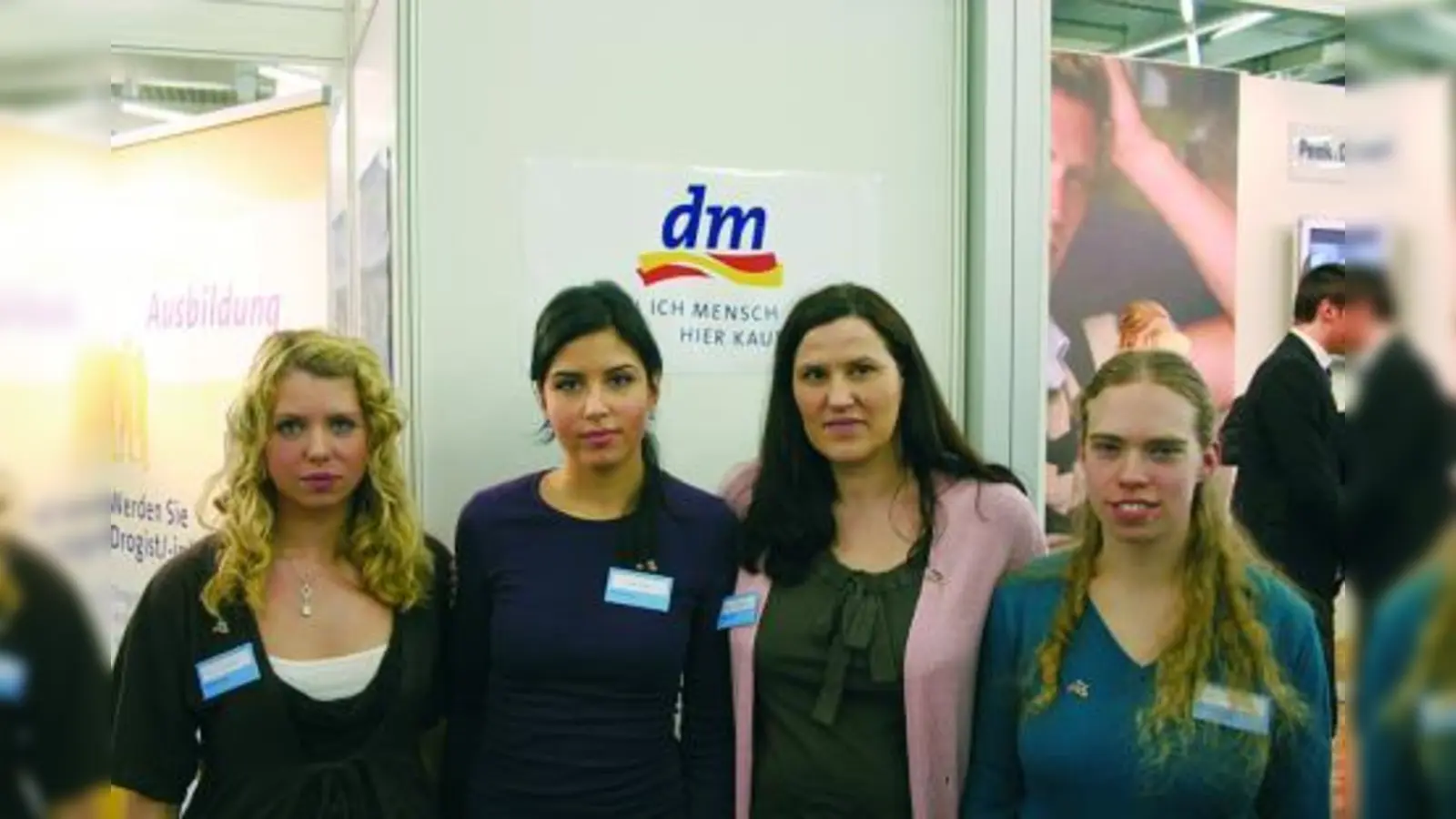 Monika Kalmar (li, hier mit ihren Kollegeginnen Tugba Kaya, Christine Grabow und Rebecca Ellis), dm-drogeriemarkt: „Die Gespräche mit den Jugendlichen waren qualitativ hochwertig und deren Einstellung größtenteils positiv.” Am Samstag seien auch viele Eltern und Lehrer am Stand gewesen, die sie und die anwesenden Azubis nach ihren Erfahrungen befragten.. (Foto: ck)