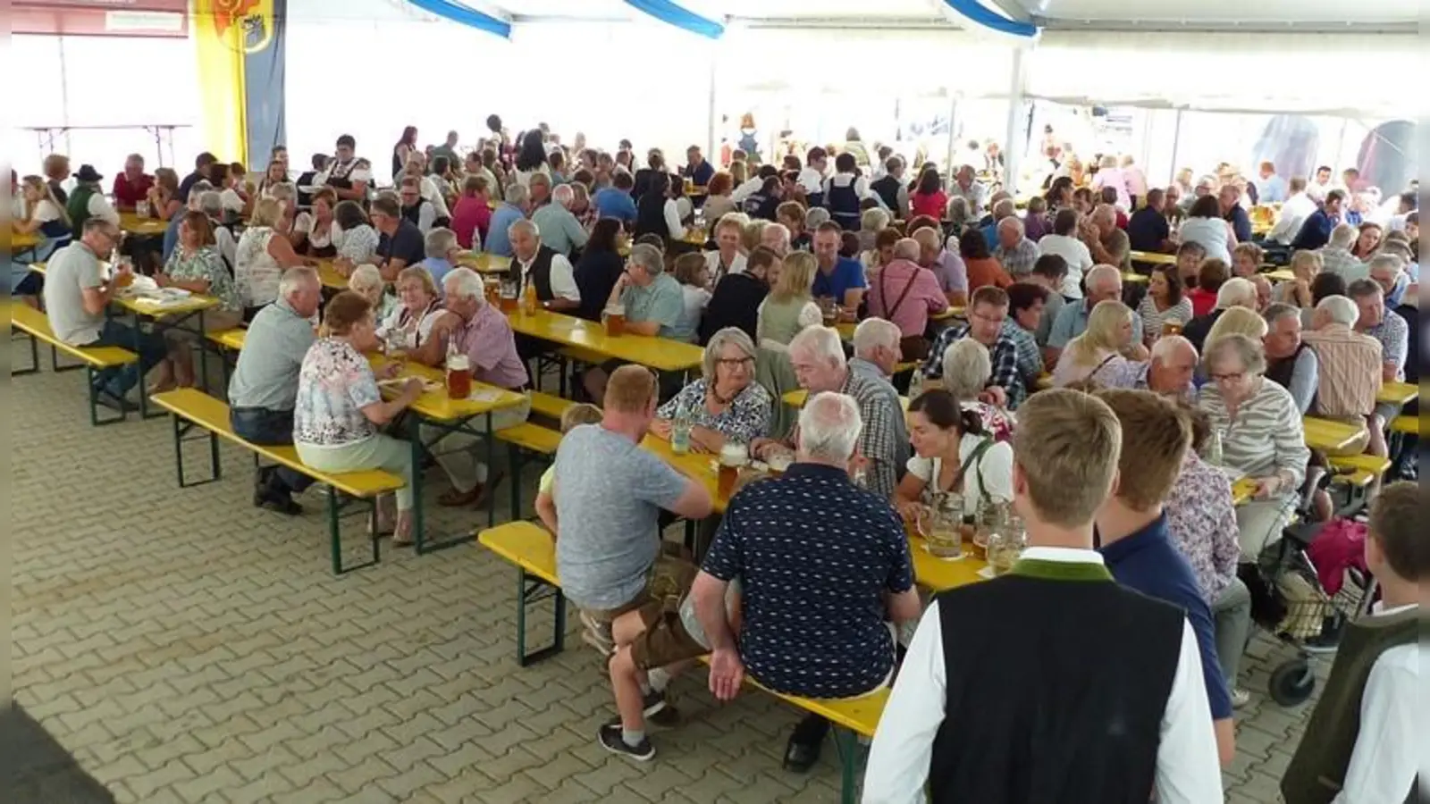 Gemütlich feiern lässt es sich beim traditionellen Dorffest in Eitting. (Foto: FFW Eitting)