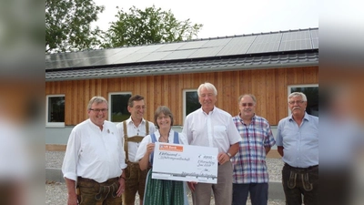 Sie freuen sich auf ihr neues Domizil, v.l.: Michael Janker (erster Sportleiter), Wolfgang Bayer (zweiter Schützenmeister), Elisabeth Bayer (erster Kassier), Gustav Huber (Geschäftsführer Bürgerstiftung Landkreis Starnberg), Paul Wischnewski (erster Schützenmeister) und Klaus Schmidt (Bauleiter). (Foto: Eintracht)