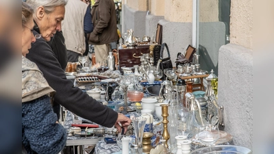 Hausgemeinschaften und Einzelhaushalte in Obergiesing laden für Samstag zum Verkauf ihrer Schätze aus Küche, Keller, Schrank und Kinderzimmer ein. (Foto: Edward Beierle)