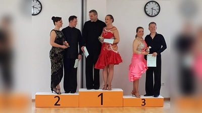 Wolfgang Weinthaler und Beatrice Kobras (Mitte) bescherten mit ihren Leistungen dem TanzSportClub Ammerse einen Turniersieg. (Foto: TanzSportClub Ammerse)
