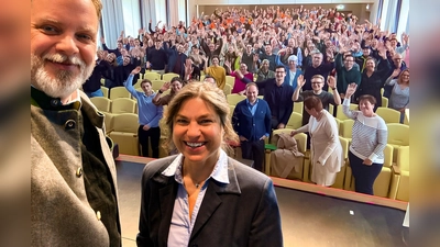 Anfang und Ende: Oberbürgermeister Eschenbacher übergibt die Amtsgeschäfte an seine Nachfolgerin, Monika Schwind. (Foto: Stadt Freising)