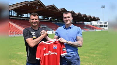 Trainer Claus Schromm (links) begrüßte den ersten Hachinger Neuzugang, den Belgier Arne Naudts. (Foto: Verein)