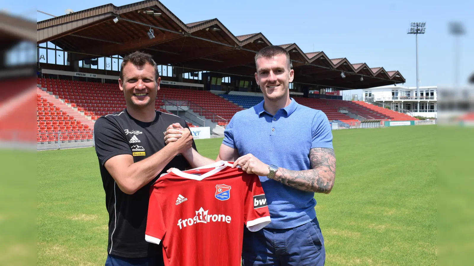 Trainer Claus Schromm (links) begrüßte den ersten Hachinger Neuzugang, den Belgier Arne Naudts. (Foto: Verein)